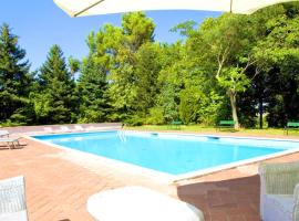 酒店照片: One bedroom appartement with shared pool enclosed garden and wifi at Fabriano