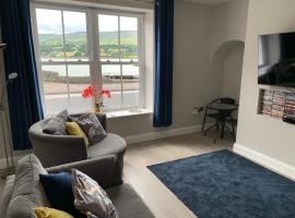A picture of the hotel: Luxurious Ground Floor Seafront Central Apartment , Tourism NI Approved
