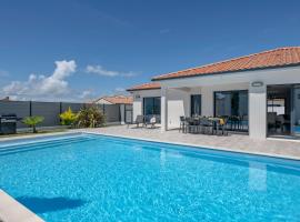 Hotel foto: Maison récente de plain-pied avec piscine à La Plaine sur Mer