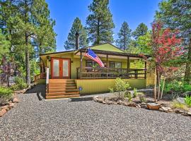 Hotel fotografie: Dog-Friendly Munds Park Cabin with Deck!