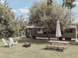 Фотография гостиницы: Relaxing retreat for 2 on beautiful converted bus