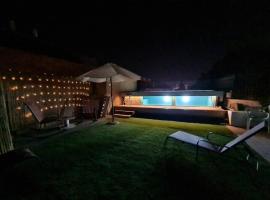 Hotel Foto: Private Swimming Pool ! דירת סטודיו עם בריכה פרטית