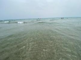 Orihuela Costa 3 bdr condo on La Zenia beach with patio, hotel en Orihuela