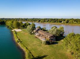 Hotel fotoğraf: Au bord de l'eau - Grande maison - Baurech Insolite