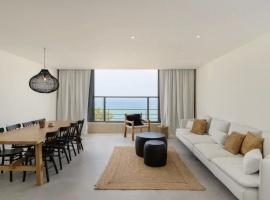 Hotel Photo: Stylish & Spacious 3 bedroom apartment by the Sea