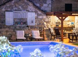 Hotel foto: Holiday House with heated pool