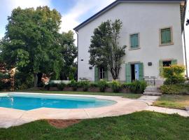 Фотография гостиницы: Montresora, villa con piscina privata tra il Lago di Garda e Verona