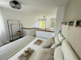 รูปภาพของโรงแรม: Stunning duplex studio apartment 150 metres from the Sea