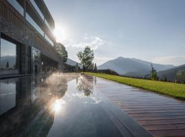 Hotel Schopfenhof, khách sạn ở San Candido