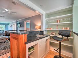 Hotel Photo: Downtown Retreat with Grill, Fire Pit and Wet Bar