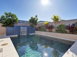 A picture of the hotel: Pet Friendly 5 BR Family Home w Pool at Caloundra