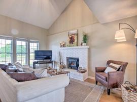 ホテル写真: Relaxing Townhome, 4 Mi to Mizzou University!