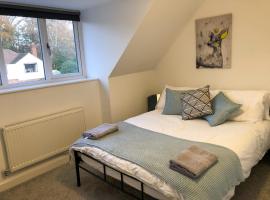 A picture of the hotel: Surrey - Private House with Garden & Parking 13