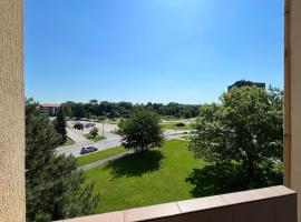 Hotel fotoğraf: Stan u centru Čakovca s pogledom na park