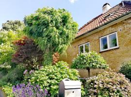 Hotel fotografie: Room in a Danish cottage with garden view, 10 min to CPH