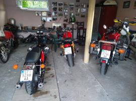 รูปภาพของโรงแรม: Bikers Motorcycle Pit with free usage of garage Please book at least one day in advance!!!