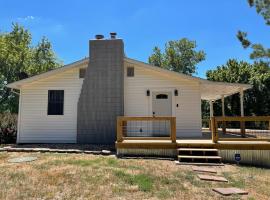 Hotel Foto: Waterfront Retreat at Rockaway with Fishing Dock home