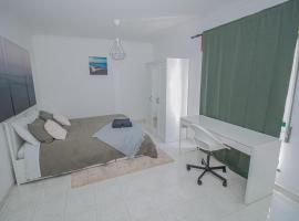 Hotel Foto: Charming Private Rooms in an Apartment A1 Penha - Faro