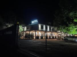 Hôtel Logis Restaurant La Fontaine, hotel in Mantry