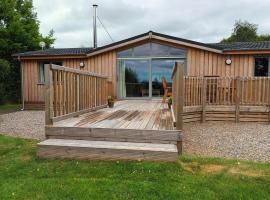 A picture of the hotel: Birch Lodge, Pitlandie - Luxury 2 Bedroom Lodge with Sauna