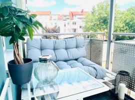 Hotel fotografie: Renoviertes Apartment in zentraler Lage - WLAN, Smart-TV, Küche, Balkon und Queensize-Bett für 4 Gäste