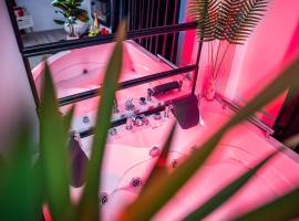 Apartment de Lux Craiova Jacuzzi Pat Rotund Semineu Zona Ford, hotel in Craiova