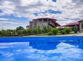 Chateau Tetri Bairagebi White Flags