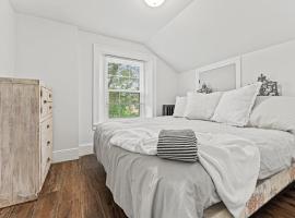 รูปภาพของโรงแรม: Elegant 1Bdrm Apt Near Downtown Burlington Ideal for long stays U4 - Amelia