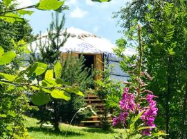 Eco Yourte Les Airelles, hotel in Saint-Anthème