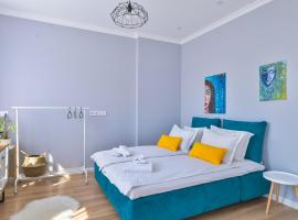 รูปภาพของโรงแรม: - The Blue Apartment - 1BD with Artistic Interior Design