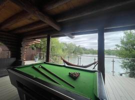 Woodpecker Log Cabin with hot tub, pizza oven bbq entertainment area, lakeside with private fishing peg situated at Tattershall Lakes, hotel in Tattershall