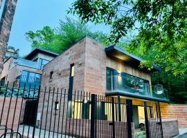 Fotos de Hotel: DESIGNER HOUSE - University of Glasgow / Central Glasgow 'Hillhead' West End G12 - Luxurious & Contemporary Detached House / Terrace / Garden / 'electric car charging' Garage Parking