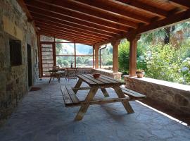 Fotos de Hotel: Amplia y cómoda casa de piedra con porche y jardín