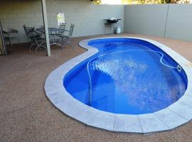 Welcome Home Motel Rockhampton, хотел в Рокхемптън