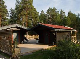 Foto di Hotel: Timber cottages with jacuzzi and sauna near lake Vänern