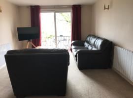 A picture of the hotel: Appin, Beautiful Lochside Apartment with Balcony