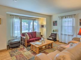 Hotel fotografie: Inviting Whitefish Bay Getaway with Large Yard!