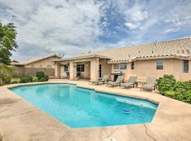 รูปภาพของโรงแรม: Sunny Yuma Retreat with Private Pool and Grill!