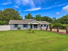 A picture of the hotel: Ocean Springs Family Home Less Than 1 Mi to Beach