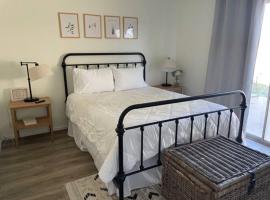 Hotel Photo: Tranquil home. Centrally located. 30 Day min