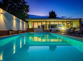 Foto di Hotel: Lux villa “Danube palm” with outdoor pool