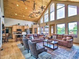 Hot Tub and Game Room All-Season Pinetop Cabin, hotell sihtkohas Pinetop-Lakeside