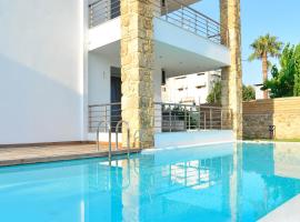 Hotel Foto: Luxury Suite With Pool 'by DiCar Properties'