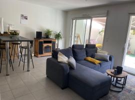 होटल की एक तस्वीर: Appartement avec terrasse proche de Rennes