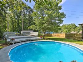 Fotos de Hotel: Modern Lexington Retreat with Backyard and Pool!