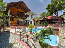 รูปภาพของโรงแรม: Villa Bayacanes con piscinas privadas