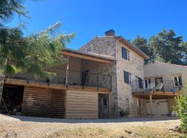 A picture of the hotel: Les Fermes de Manat gîte romantique avec piscine balnéo et sauna