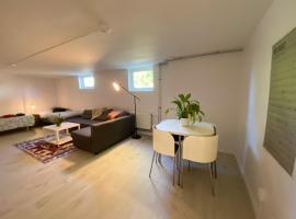 Foto di Hotel: Newly renovated apartment - Strängnäs, Ekorrvägen