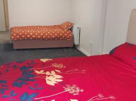 A picture of the hotel: Lovely 3-Bed Apartment in Parkgate Rotherham