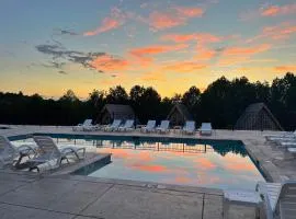 SKYLARANNA Resort & SPA, hotel di Hendersonville